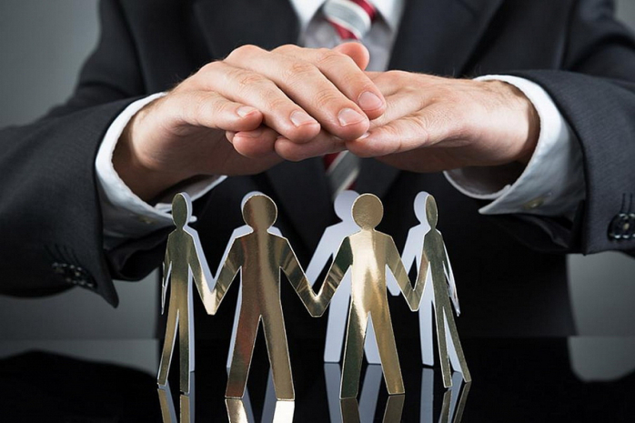 «Облизывают пол и пьют слюну»: депутат заявил об унизительных практиках на модных тренингах