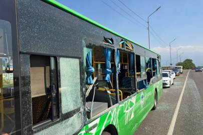 В Алматы большегруз протаранил автобус при развороте