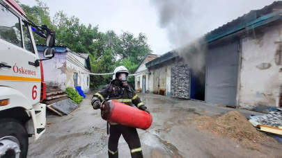 Газовый баллон из горящего магазина вынес пожарный в Усть-Каменогорске