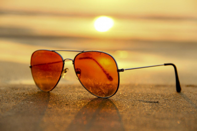 Чем могут быть опасны дешевые солнцезащитные очки — офтальмолог