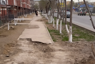 На разбитые тротуары жалуются жители Актау