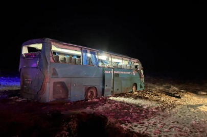 Четыре человека погибли при опрокидывании пассажирского автобуса на трассе Актау — Бейнеу