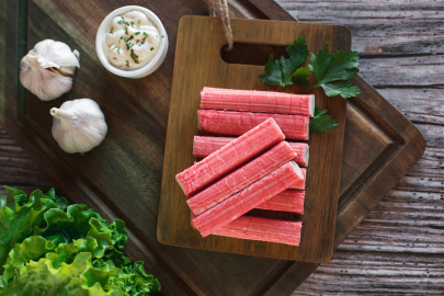 Кому стоит исключить из рациона крабовые палочки — нутрициолог