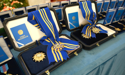 Токаев наградил ряд казахстанцев в честь Дня Республики