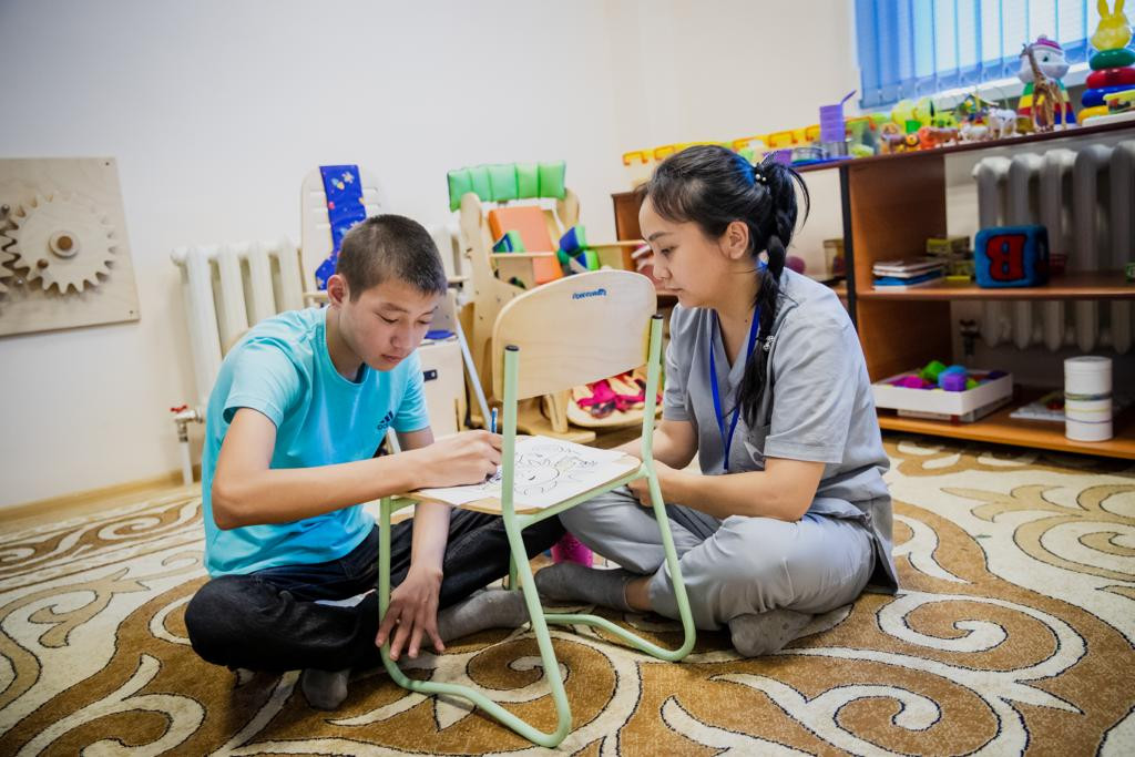 Ерекше білім беруді қажет ететін. Реабилитация детей. Дети в Казахстане инвалиды. Реабилитация детей в Казахстане. Центр реабилитации детей инвалидов.