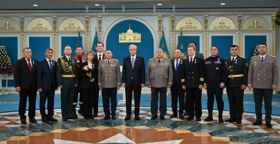 «Герои мирного времени»: Токаев вручил госнаграды спасателям