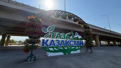 «Добрая крышечка»: уникальный арт-объект помогли создать дети в Алматы