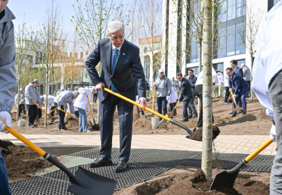 Токаев посадил дерево на территории парка «Самал» в Астане