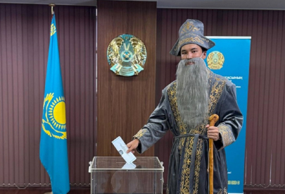 В Токио казахстанец пришел на выборы в образе бия