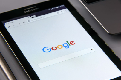 Google тестирует главную страницу без кнопки «Поиск»