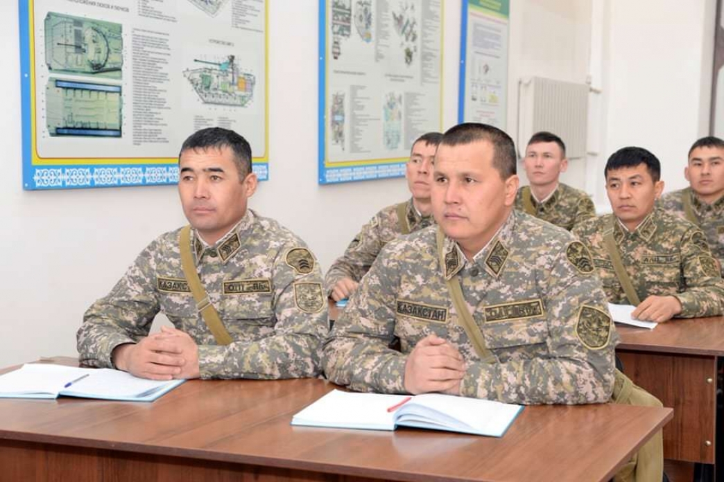 Войсковые части казахстана. Военная форма кз. Сержант в Казахстане. Военная служба в кз. Собрание военных Казахстана.