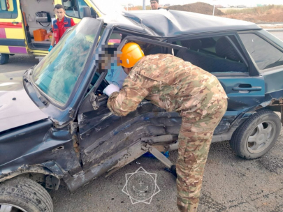 В Уральске женщина застряла в автомобиле после ДТП