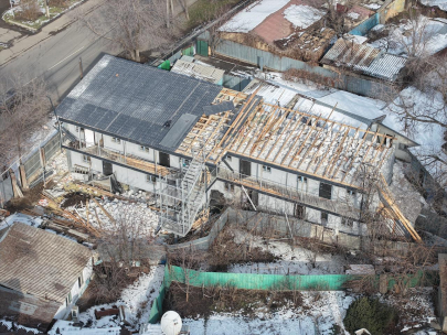 В Алматы по решению суда снесен незаконный этаж жилого дома