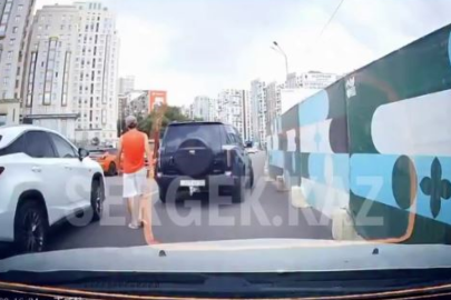 Конфликт водителей возле ТРЦ Forum в Алматы закончился дракой