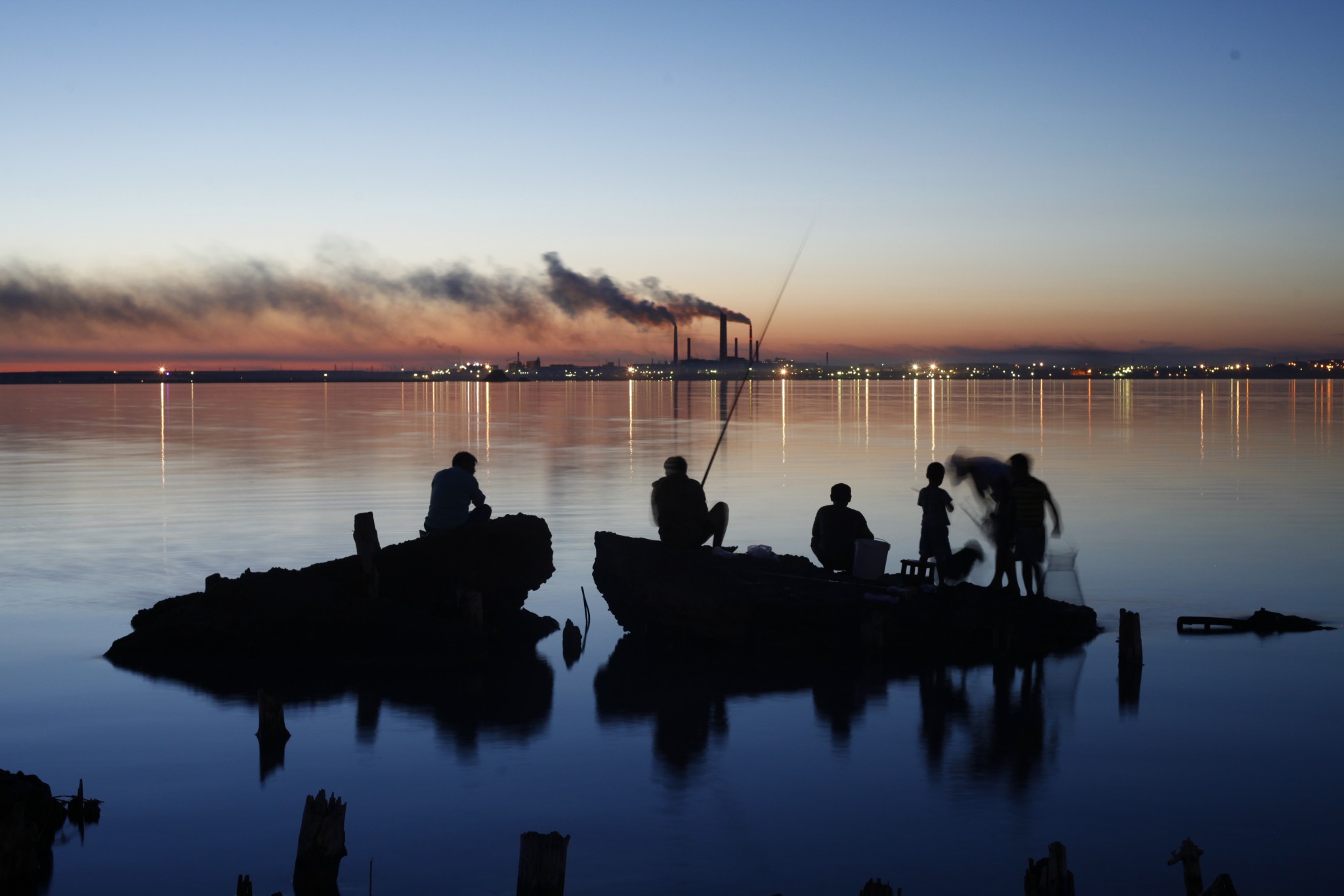 Қабырғаның жанында порно бар. Моншадағы жалаңаш қыздар