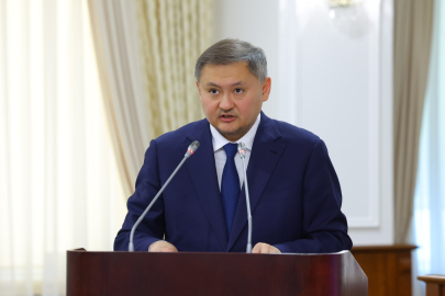 «Лимит на отличников»: ведомство Саясата Нурбека заподозрили в негласном запрете