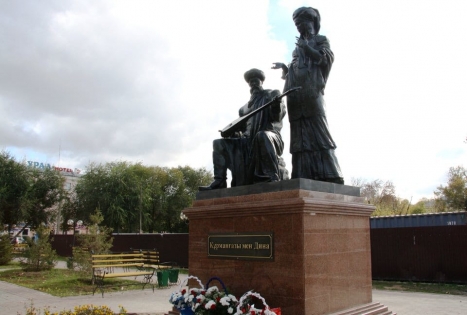 Памятник курмангазы. Памятник Дины Нурпеисовой и Курмангазы. Памятник Курмангазы Атырау.