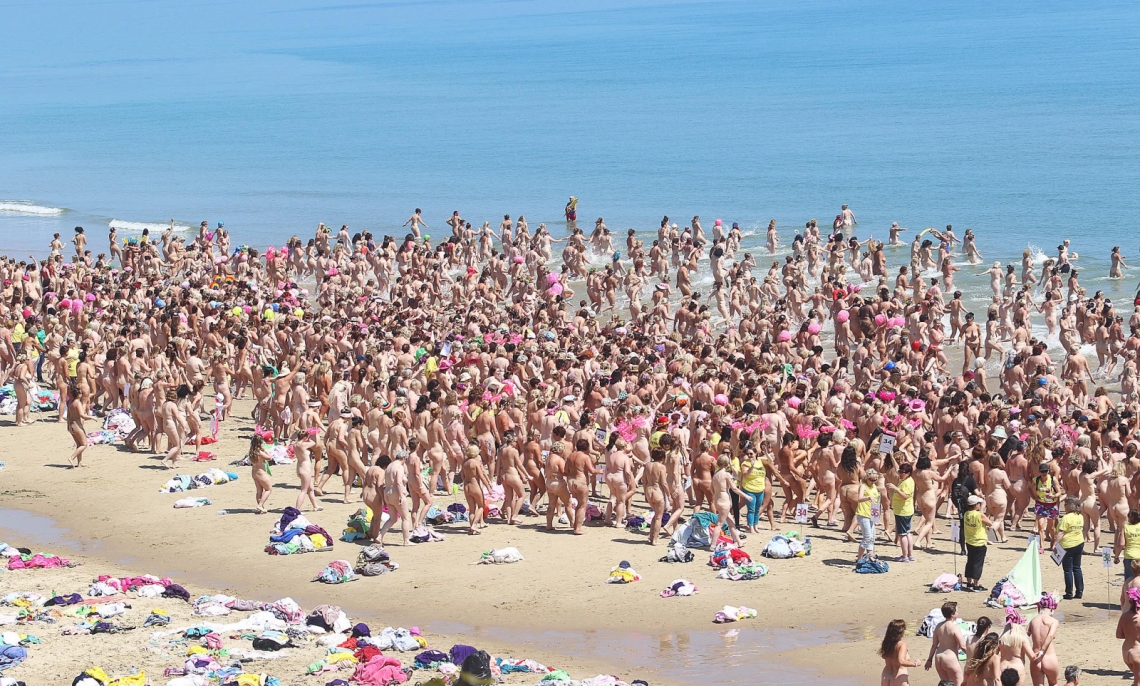 сотни голых людей