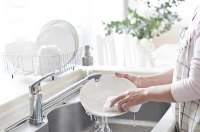 Названы опасные свойства жидкости для мытья посуды