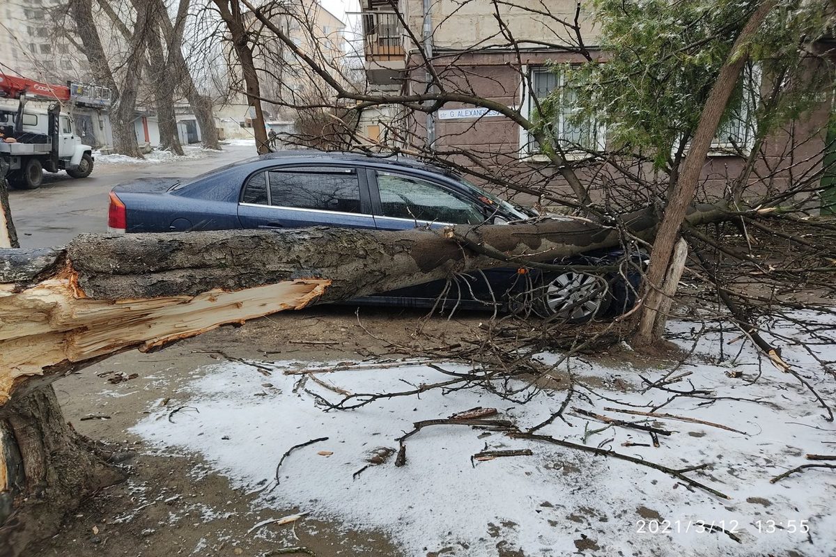 Сильный ветер повредил авто и дома в Актау