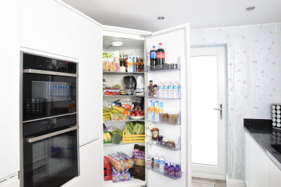 Какие продукты не стоит хранить в дверце холодильника — диетолог