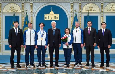 Глава государства наградил чемпиона ХХV зимних Олимпийских игр Михаила Шайдорова 