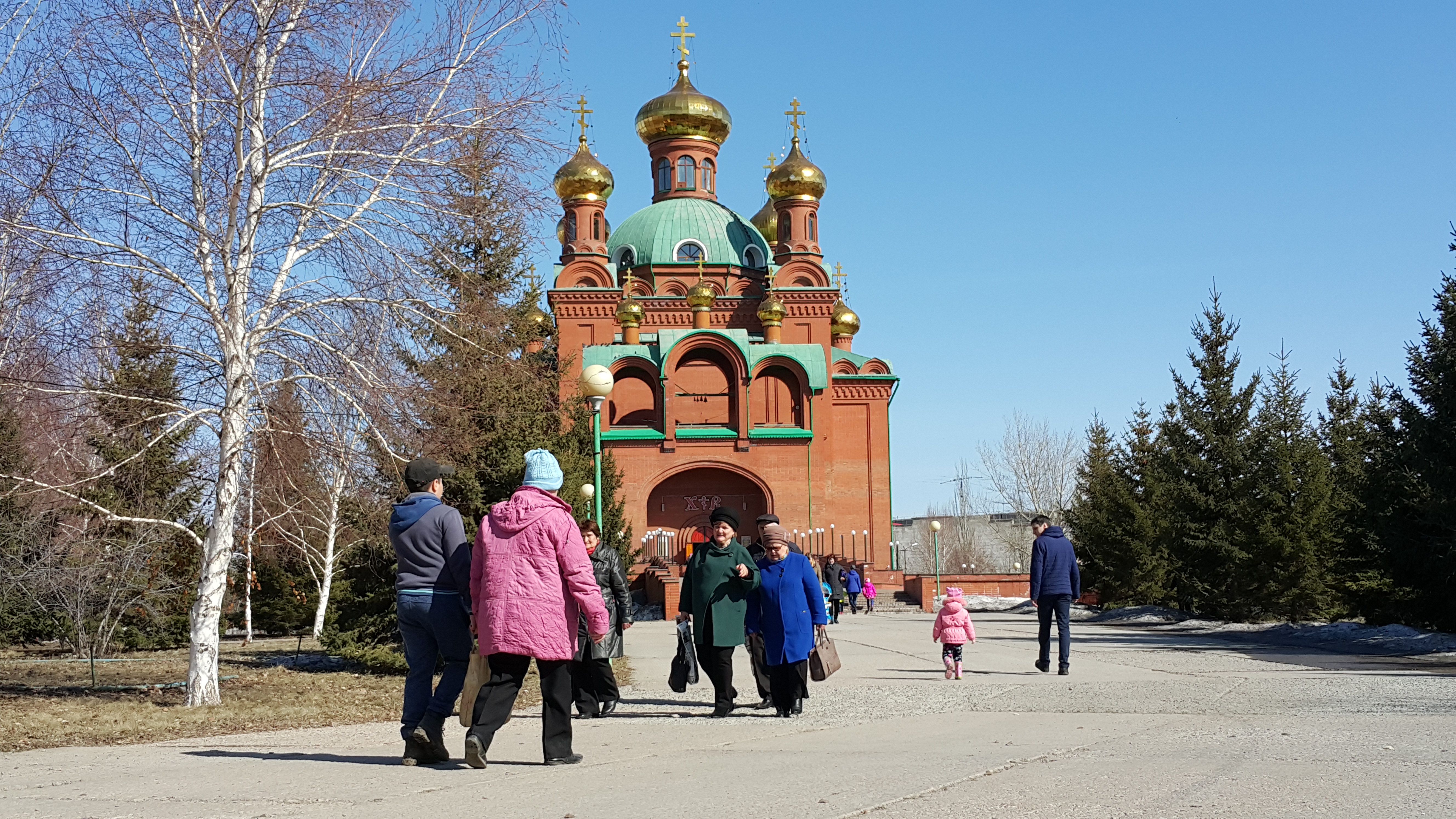 Священники павлодарского Благовещенского собора обвиняют в скандале с  епископом попрошаек