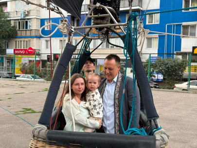 «Дети просили»: семья прилетела на выборы на воздушном шаре в Алматинской области