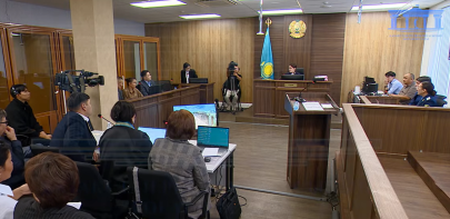 «Кирпичи уже отходят»: свидетель рассказала о новых проблемах после обрушения фасада дома в Астане
