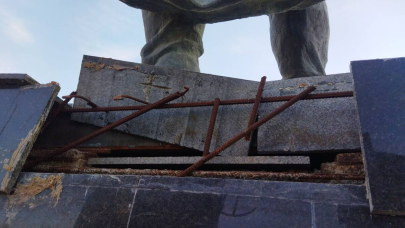 Постамент памятника за 65 миллионов тенге разваливается в Актау