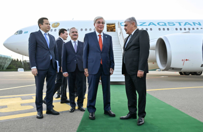 Токаев прибыл в Баку на саммит СВМДА