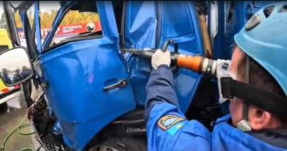 Павлодарца зажало в кабине КамАЗа после ДТП
