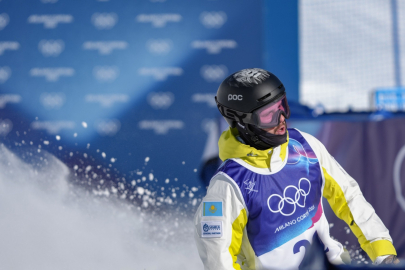 Казахстанец Павел Колмаков вышел в финал по фристайл-могулу на ОИ-2026