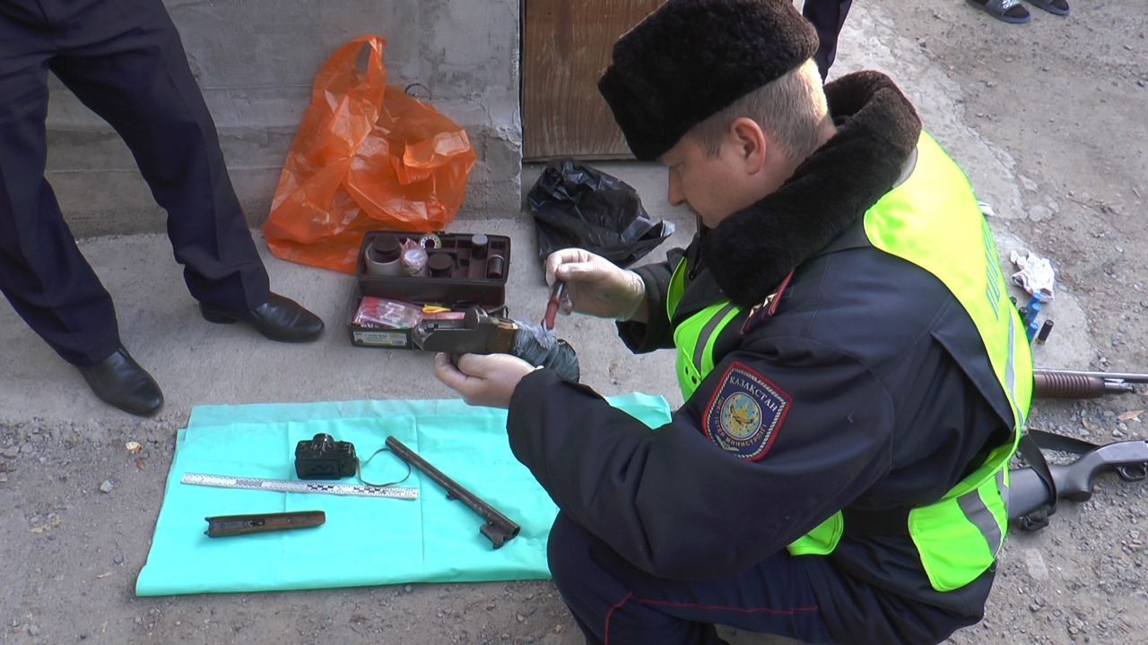 Конфискация оружия. Полиция Казахстан оружие. Выемка полиция. Обыск оружие.