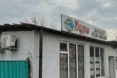 В Алматы продолжают борьбу с незаконными объектами: под снос попал магазин 