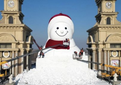 Самого большого снеговика слепили в китайском Харбине