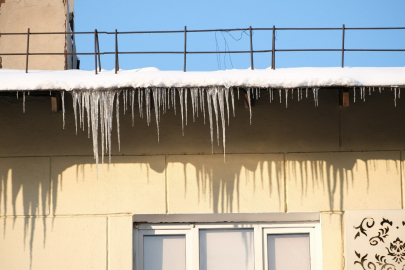 В Алматы напомнили о персональной ответственности за скопление льда на кровле