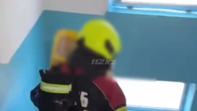 В Алматы сотрудники МЧС при пожаре спасли ребенка