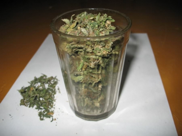 стакан с марихуаной