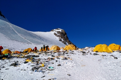 Более 10 тонн мусора собрали в ходе генеральной уборки на Эвересте