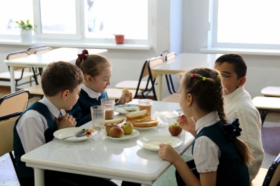 Меньше соли стали давать детям в казахстанских школах