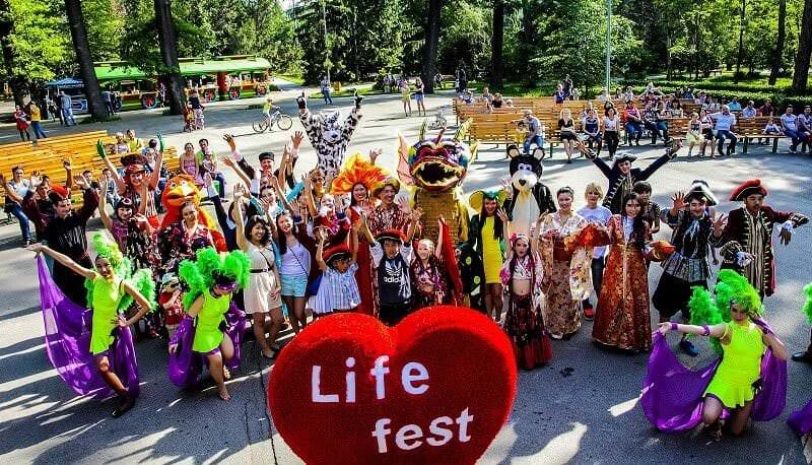 Фест лайф. Лето лайф фест. Life Fest лайф фест. Парад свадеб. Нур фест.