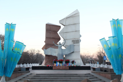 В Алматы возложили цветы к монументу «Тәуелсіздік таңы»