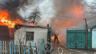 Пожар в Уральске: огонь перекинулся на соседний дом