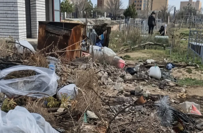 На захламленность мусором кладбищ пожаловались жители Актау
