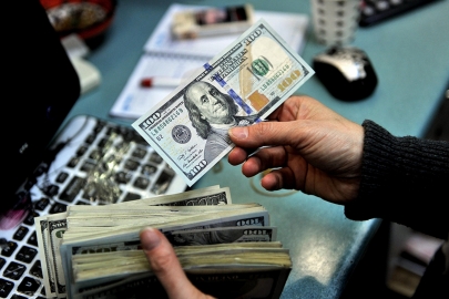 Доллар начал неделю с понижения в Казахстане