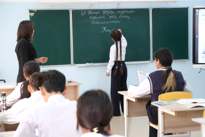 Сенатор выразил обеспокоенность перегруженностью детей в школах Казахстана