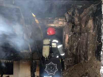 Два газовых баллона вынесли пожарные из горящего дома в Павлодаре