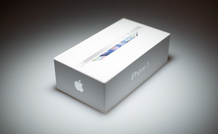 Телефоны в белых коробках. Iphone 5 коробка. Коробка для телефонов. Iphone 5с упаковка. Коробки от телефонов