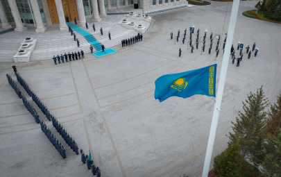 В Астане подняли Государственный флаг в честь Дня Республики